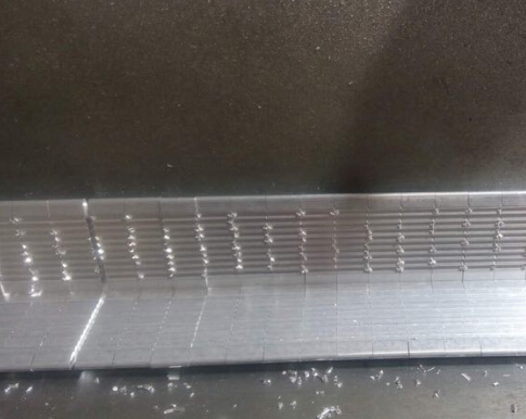 新的切鋁鋸片剛裝上去就有毛刺怎么辦？