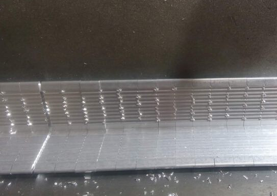 鋸切毛刺
